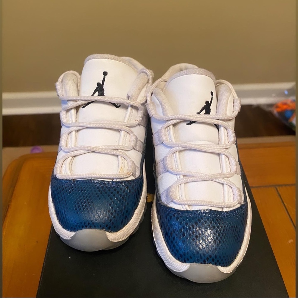 Low Jordan 11 Navy Snakeskin